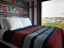 Modern, Trendy F1 Theme Lodge, Near the Sea