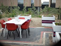 Modern, Trendy F1 Theme Lodge, Near the Sea