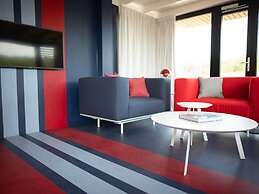 Modern, Trendy F1 Theme Lodge, Near the Sea