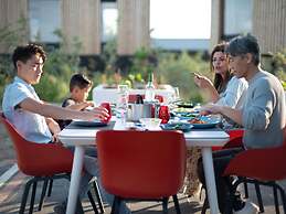 Modern, Trendy F1 Theme Lodge, Near the Sea