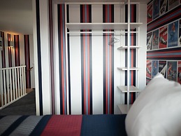 Modern, Trendy F1 Theme Lodge, Near the Sea