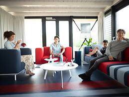 Modern, Trendy F1 Theme Lodge, Near the Sea