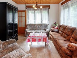 Quaint Holiday Home With Fenced Garden in Manhay