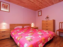 Quaint Holiday Home With Fenced Garden in Manhay