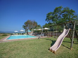 Cozy Farmhouse With Pool