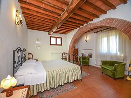 Cozy Farmhouse With Pool