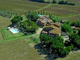 Cozy Farmhouse With Pool