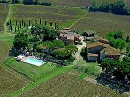 Cozy Farmhouse With Pool