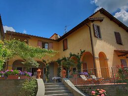 Belvilla by OYO Majestic Farmhouse With Pool
