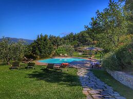 Belvilla by OYO Majestic Farmhouse With Pool