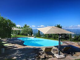 Belvilla by OYO Majestic Farmhouse With Pool
