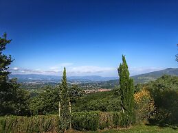 Belvilla by OYO Majestic Farmhouse With Pool