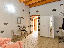 Authentic Holiday Home, Ground Floor Level, With Private Pool and Larg