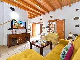 Authentic Holiday Home, Ground Floor Level, With Private Pool and Larg