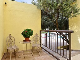 Authentic Holiday Home, Ground Floor Level, With Private Pool and Larg