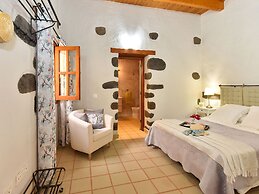 Authentic Holiday Home, Ground Floor Level, With Private Pool and Larg