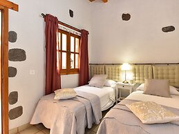 Authentic Holiday Home, Ground Floor Level, With Private Pool and Larg