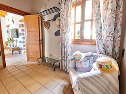 Authentic Holiday Home, Ground Floor Level, With Private Pool and Larg