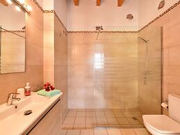 Authentic Holiday Home, Ground Floor Level, With Private Pool and Larg