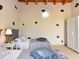 Authentic Holiday Home, Ground Floor Level, With Private Pool and Larg