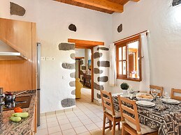 Authentic Holiday Home, Ground Floor Level, With Private Pool and Larg