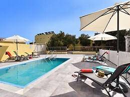 Authentic Holiday Home, Ground Floor Level, With Private Pool and Larg