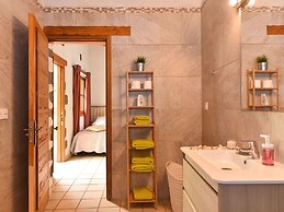 Authentic Holiday Home, Ground Floor Level, With Private Pool and Larg