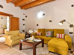 Authentic Holiday Home, Ground Floor Level, With Private Pool and Larg