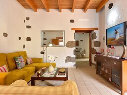 Authentic Holiday Home, Ground Floor Level, With Private Pool and Larg