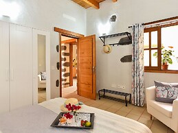 Authentic Holiday Home, Ground Floor Level, With Private Pool and Larg