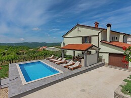 Spacious Apartment in Pazin With Pool