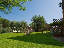 With Pool and air Conditioning