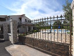 Lovable Apartment, Pool With Deckchairs, Fenced Garden With Grill, Wif