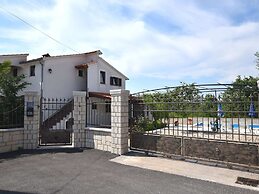 Lovable Apartment, Pool With Deckchairs, Fenced Garden With Grill, Wif