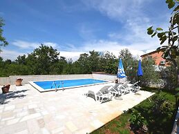 Lovable Apartment, Pool With Deckchairs, Fenced Garden With Grill, Wif