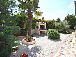 Lovable Apartment, Pool With Deckchairs, Fenced Garden With Grill, Wif