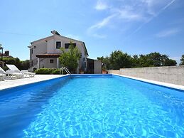 Lovable Apartment, Pool With Deckchairs, Fenced Garden With Grill, Wif