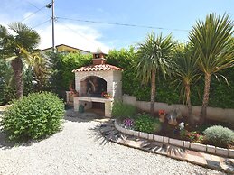 Lovable Apartment, Pool With Deckchairs, Fenced Garden With Grill, Wif