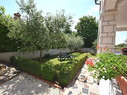 Lovable Apartment, Pool With Deckchairs, Fenced Garden With Grill, Wif