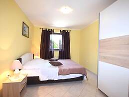 Lovable Apartment, Pool With Deckchairs, Fenced Garden With Grill, Wif