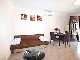 Lovable Apartment, Pool With Deckchairs, Fenced Garden With Grill, Wif