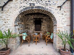 Apartment on Beautiful Estate With Pool Near the Art