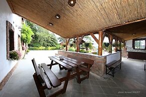 Family House with Large Garden & Games Room near Bambois Lake
