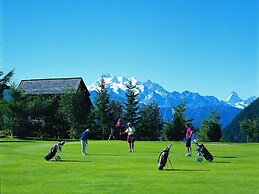 Comfortable Holiday Home With Fireplace