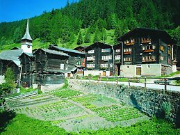 Comfortable Holiday Home With Fireplace