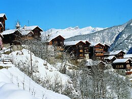 Comfortable Holiday Home With Fireplace