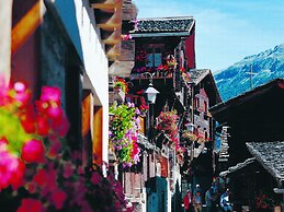 Comfortable Holiday Home With Fireplace