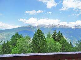 Comfortable Holiday Home With Fireplace