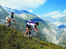 Comfortable Holiday Home With Fireplace