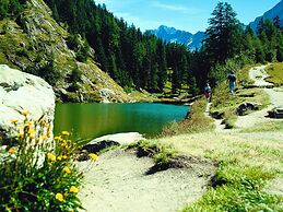 Comfortable Holiday Home With Fireplace